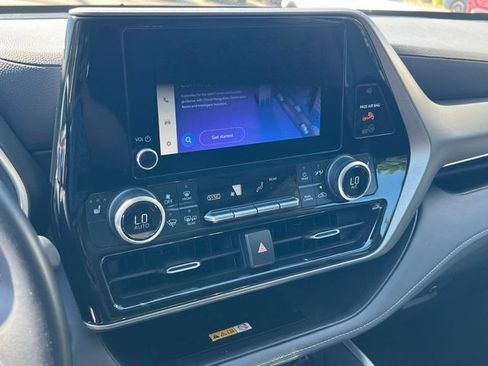 Used 2024 Toyota Highlander XLE AWD/4WD image 19