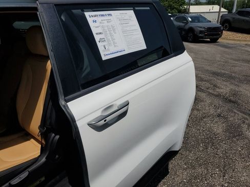 Used 2024 Kia Carnival EX FWD image 37