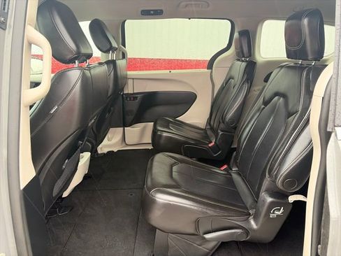 Used 2023 Chrysler Pacifica Touring-L FWD image 38