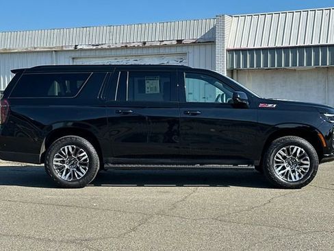Used 2025 Chevrolet Suburban Z71 AWD/4WD image 3