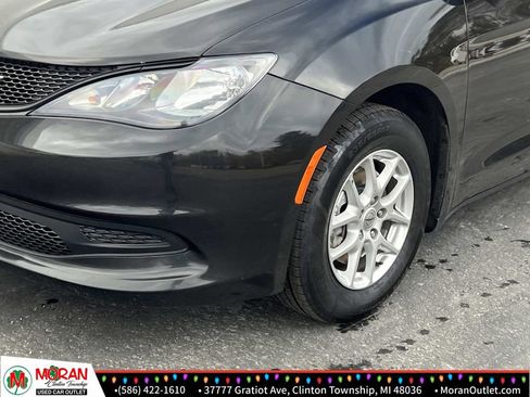 Used 2021 Chrysler Voyager LX image 8