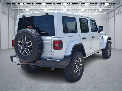 Used 2025 Jeep Wrangler Unlimited Sahara AWD/4WD image 5