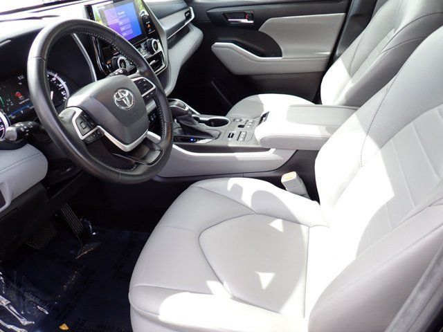 Used 2023 Toyota Highlander XLE AWD/4WD image 13