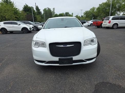 Used 2019 Chrysler 300 Touring w/ Quick Order Package 2EF RWD image 2
