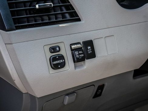 Used 2012 Toyota Sienna XLE FWD image 32