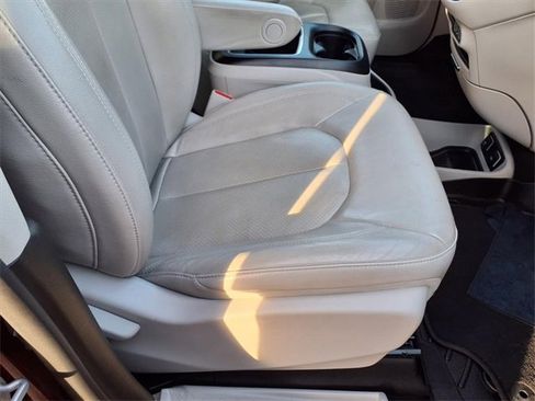 Used 2021 Chrysler Pacifica Touring-L image 82