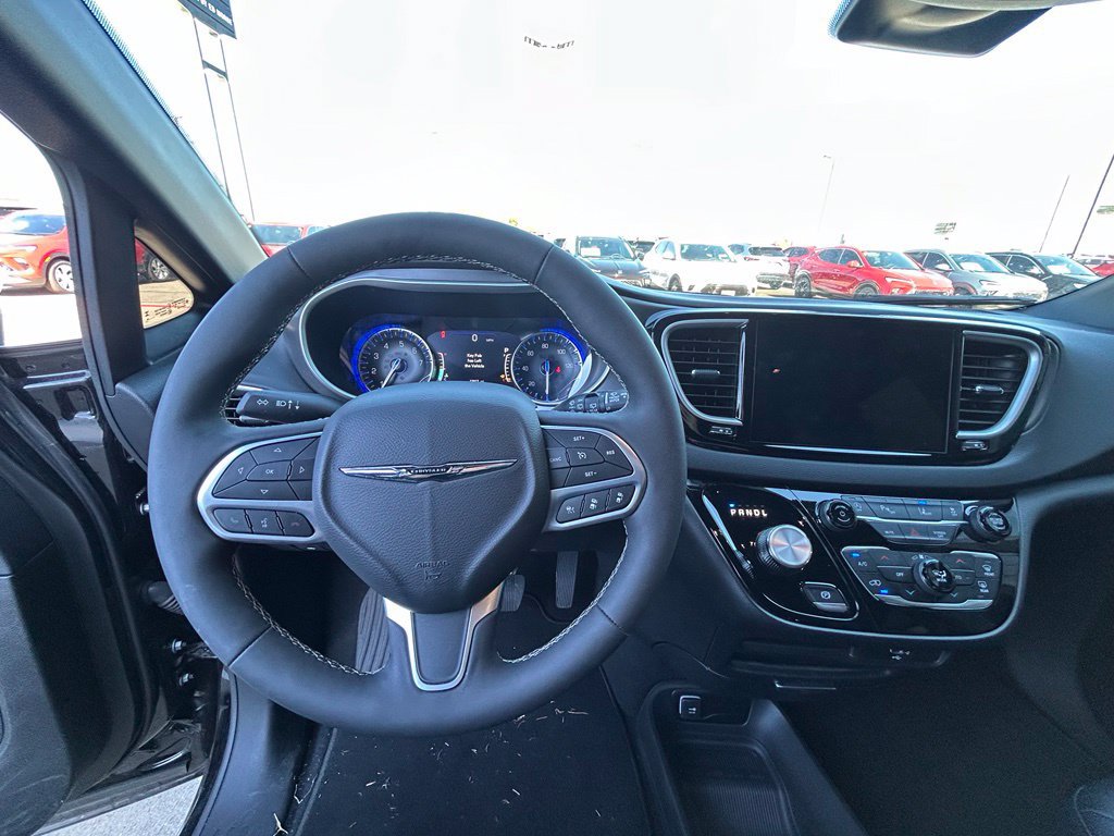 Used 2026 Chrysler Pacifica Select FWD image 10