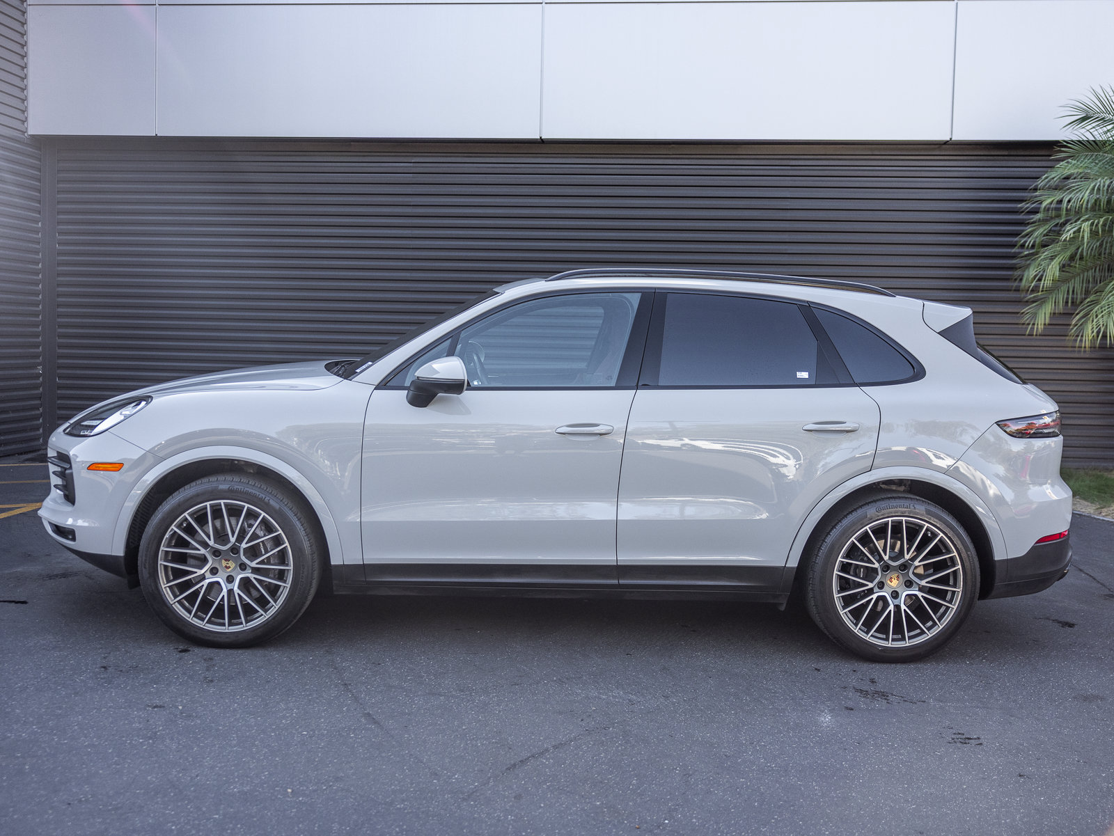 Certified 2023 Porsche Cayenne Platinum Edition AWD/4WD image 2