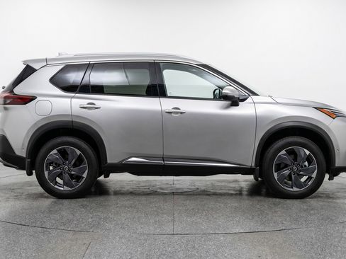 Used 2025 Nissan Rogue SV AWD/4WD image 11