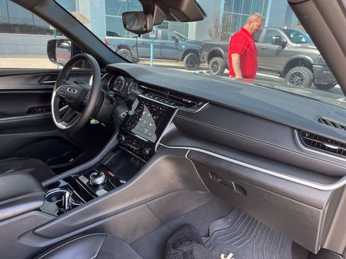 Used 2023 Jeep Grand Cherokee Altitude image 10
