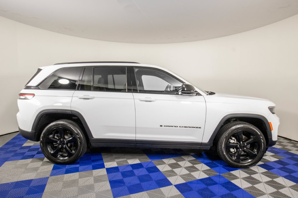 Used 2025 Jeep Grand Cherokee Limited w/ Black Appearance Package AWD/4WD image 5