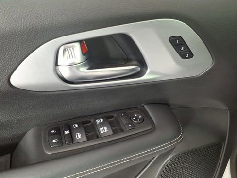 Used 2023 Chrysler Pacifica Touring-L w/ S Appearance Package AWD/4WD image 15