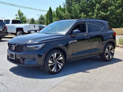 Used 2023 Volvo XC40 B5 Plus w/ Climate Package AWD/4WD image 3