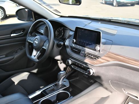 Used 2024 Nissan Altima 2.5 SV FWD image 39