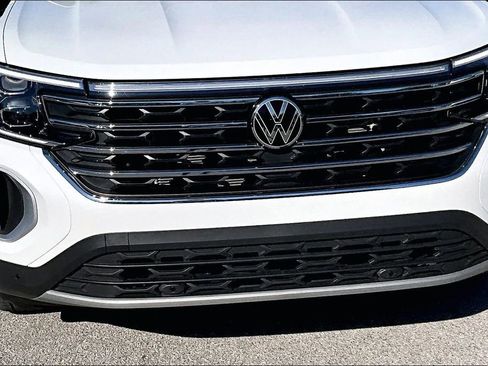 Certified 2026 Volkswagen Atlas SE w/ Panoramic Sunroof Package image 11