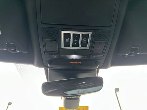 Used 2020 Land Rover Discovery SE image 22