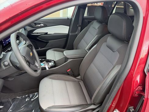 Used 2025 Chevrolet Trax LT FWD image 11
