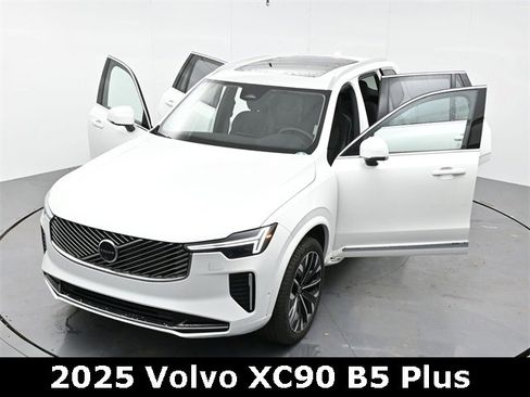 Used 2025 Volvo XC90 B5 Plus w/ Protection Package Premier image 43
