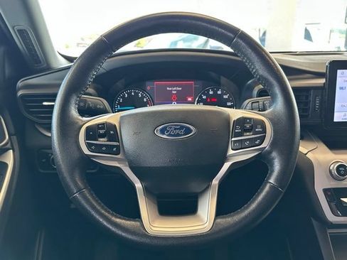 Used 2023 Ford Explorer XLT AWD/4WD image 8