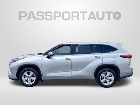 Used 2021 Toyota Highlander LE AWD/4WD image 2