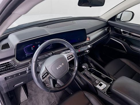 Certified 2025 Kia Telluride LX image 10