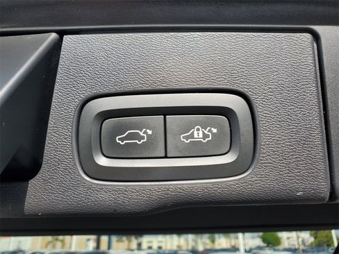 Used 2019 Volvo XC60 T5 Momentum w/ Multimedia Package image 18