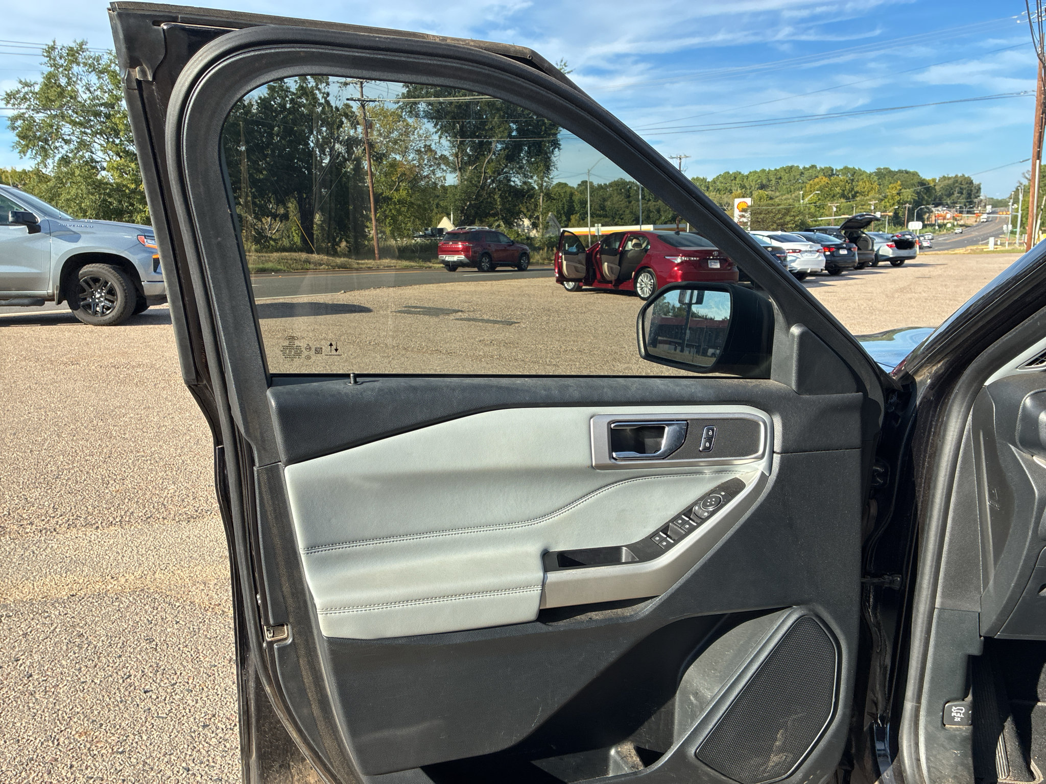 Used 2021 Ford Explorer XLT w/ Equipment Group 202A RWD image 21