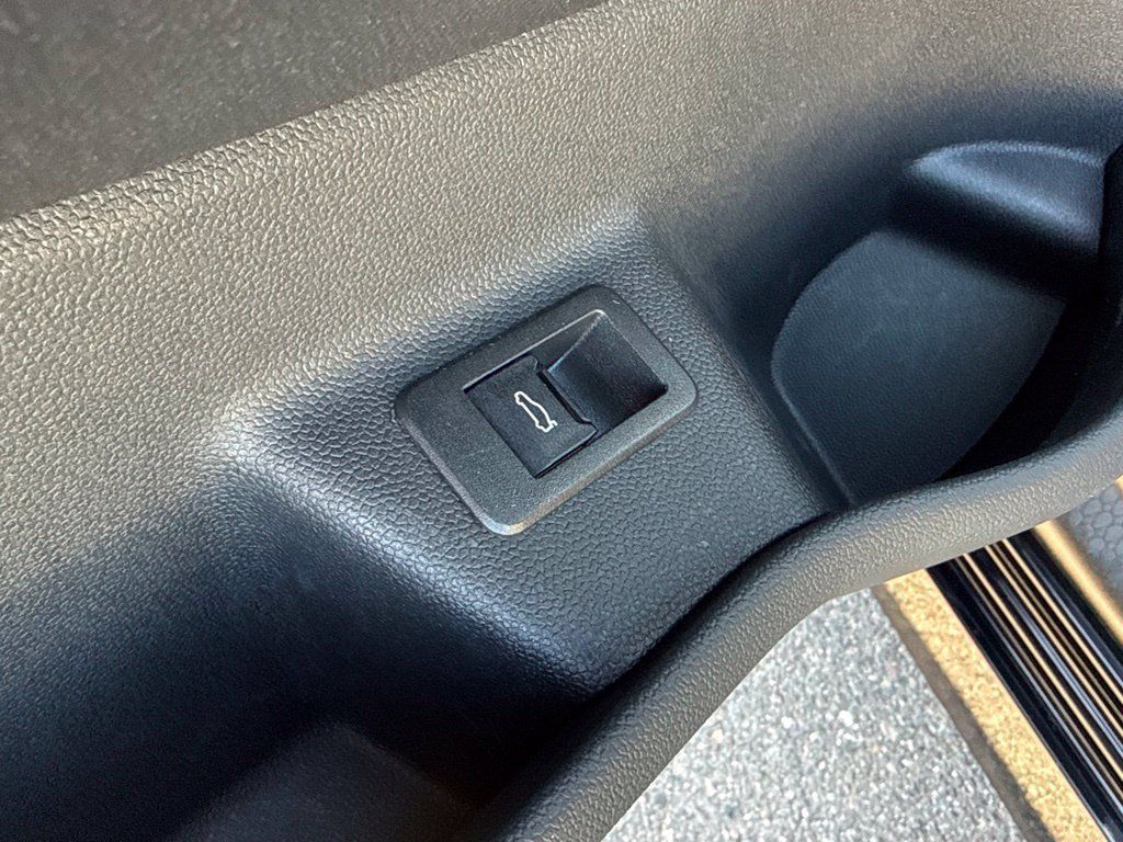 Used 2024 BMW iX xDrive50 w/ Sport Package AWD/4WD image 17