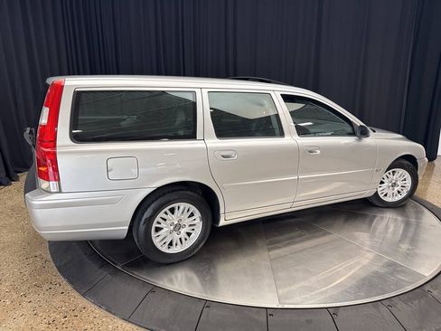 Used 2005 Volvo V70 2.4 FWD image 9