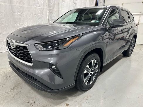 Used 2025 Toyota Highlander XLE image 2