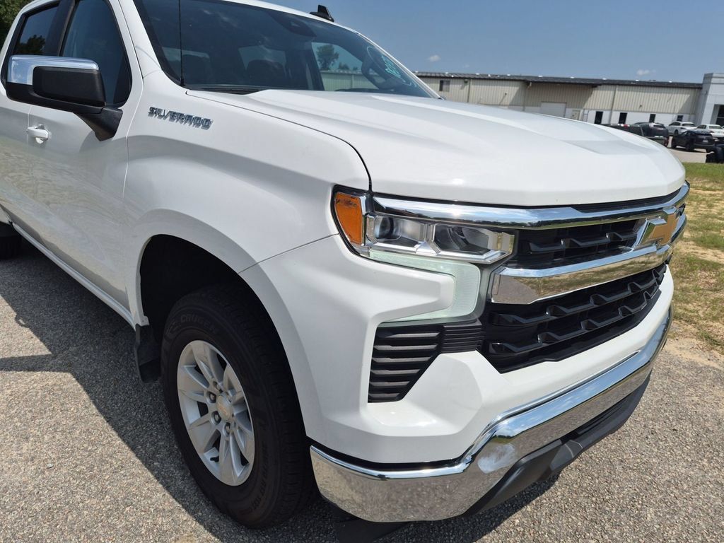 Used 2025 Chevrolet Silverado 1500 LT RWD image 2