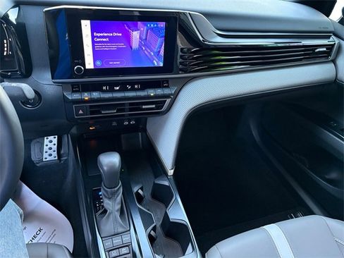 Used 2025 Toyota Camry SE image 14