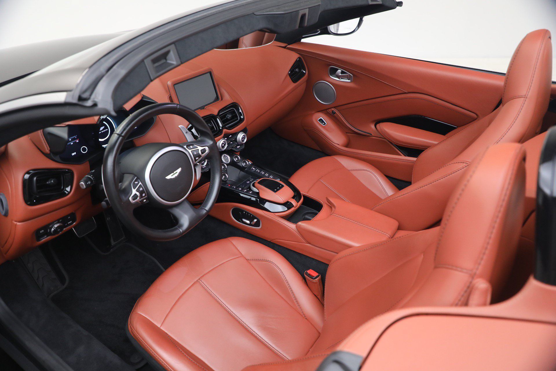 Used 2021 Aston Martin V8 Vantage Roadster RWD image 27