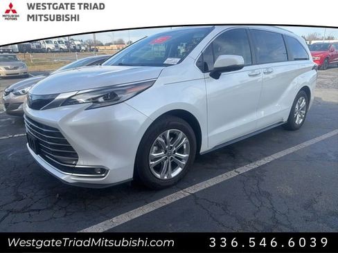 Used 2022 Toyota Sienna Platinum image 3