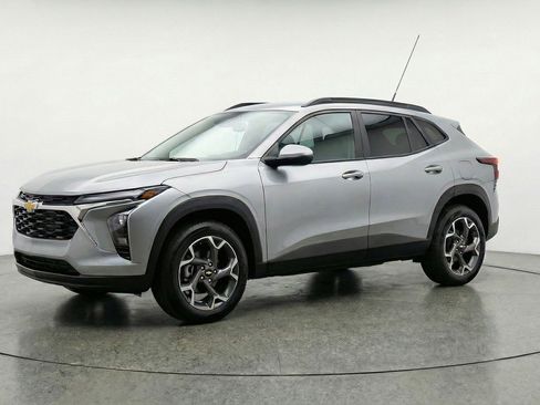 Used 2025 Chevrolet Trax LT w/ LT Convenience Package image 2