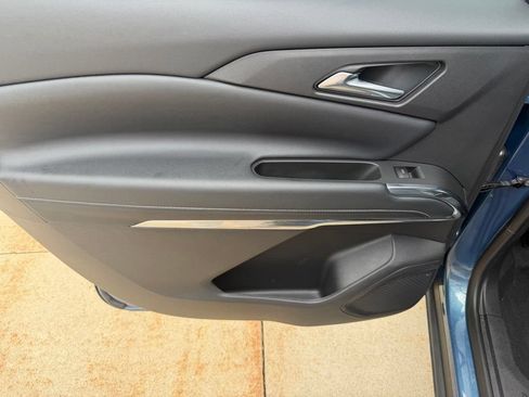 Certified 2025 Chevrolet Traverse LT FWD image 11