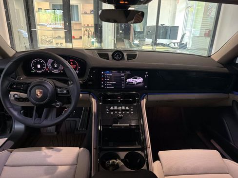Used 2025 Porsche Panamera RWD image 18