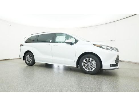 New 2026 Toyota Sienna XLE image 28