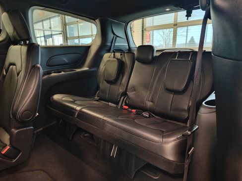 Used 2025 Chrysler Pacifica Select image 13