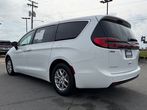 Used 2026 Chrysler Pacifica Select FWD image 5