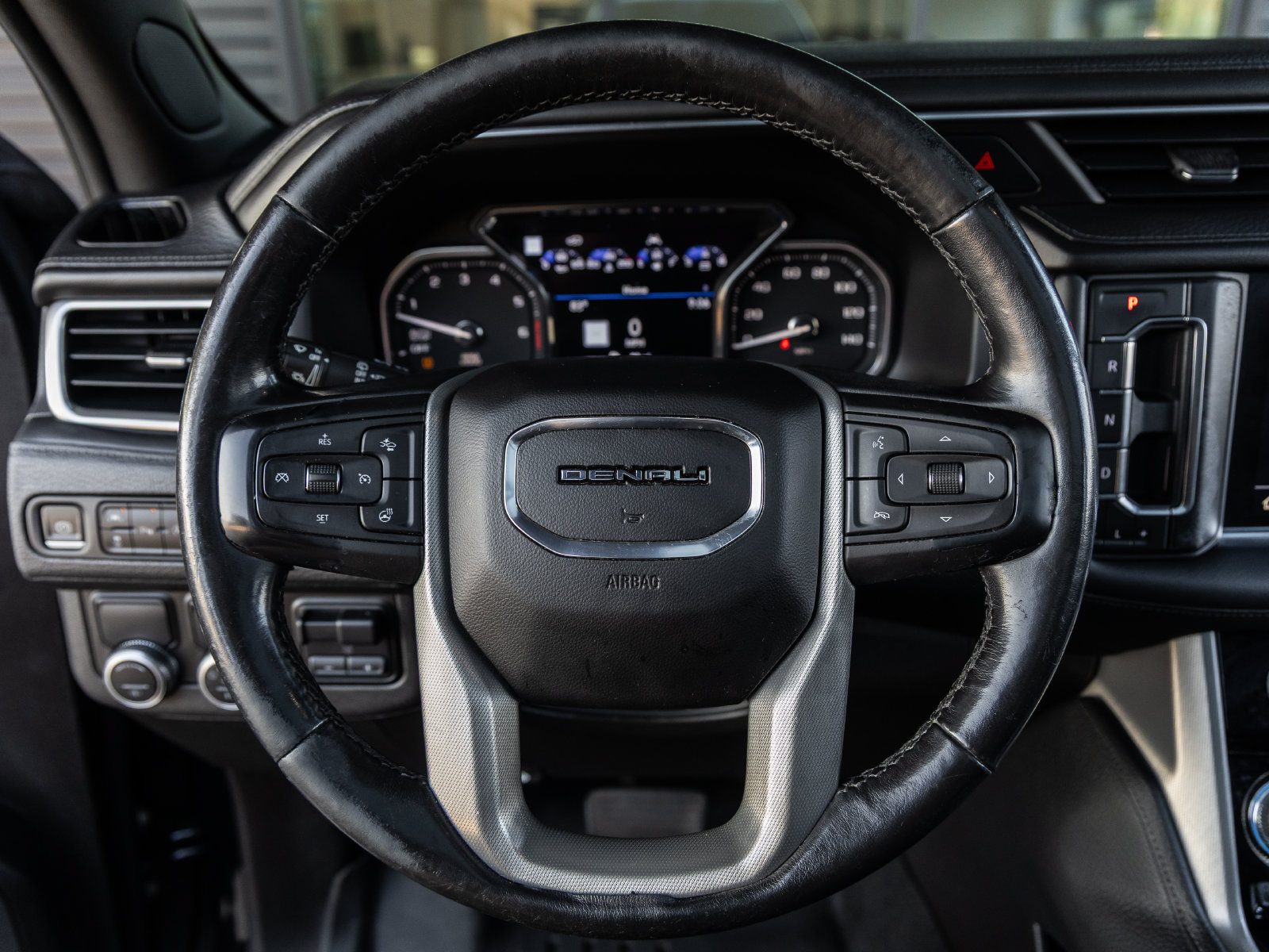 Used 2021 GMC Yukon Denali w/ Denali Premium Package RWD image 26