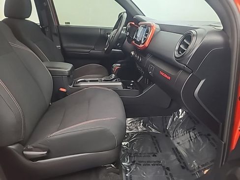 Used 2018 Toyota Tacoma TRD Sport w/ Technology Package AWD/4WD image 16