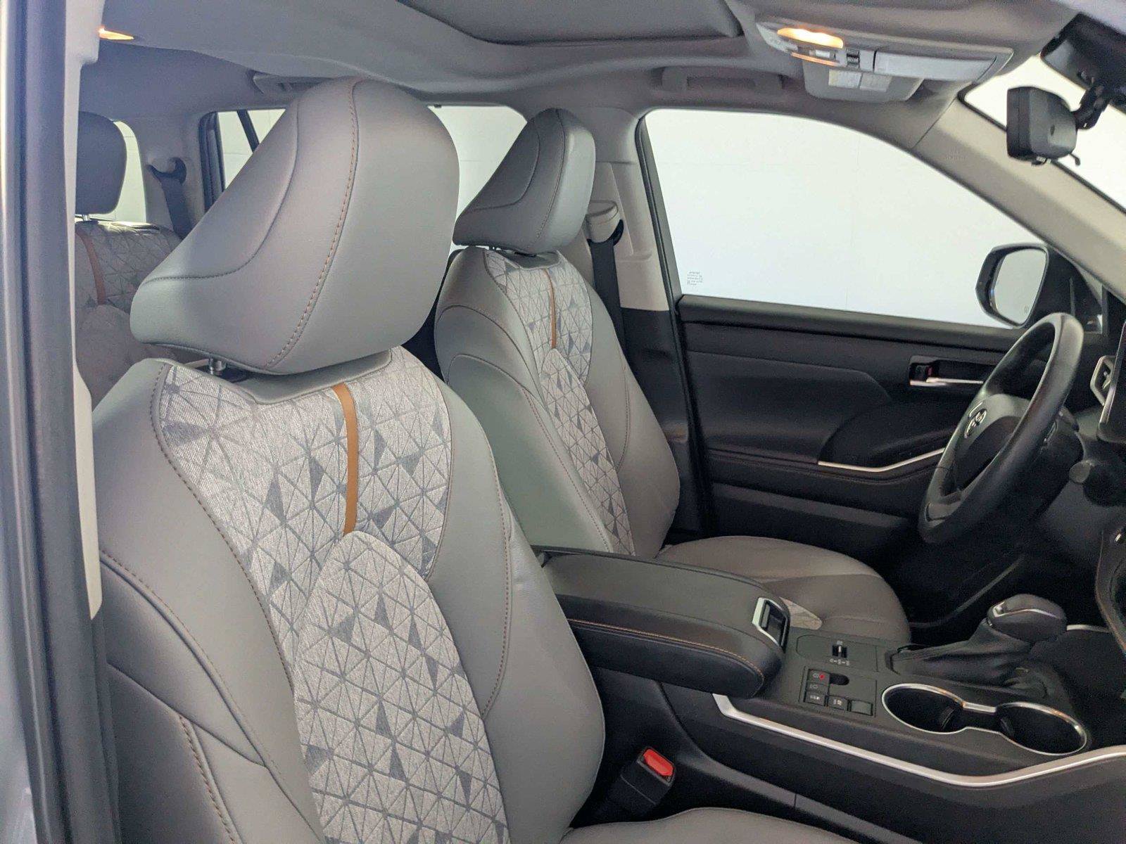 Used 2023 Toyota Highlander Bronze Edition FWD image 34