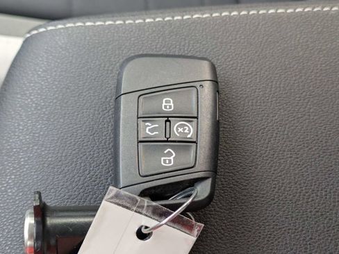 Used 2025 Volkswagen Taos SE w/ Panoramic Sunroof Package image 41