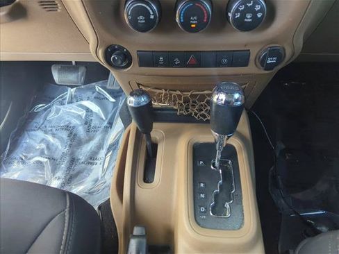 Used 2017 Jeep Wrangler Unlimited Sahara w/ Connectivity Group AWD/4WD image 15