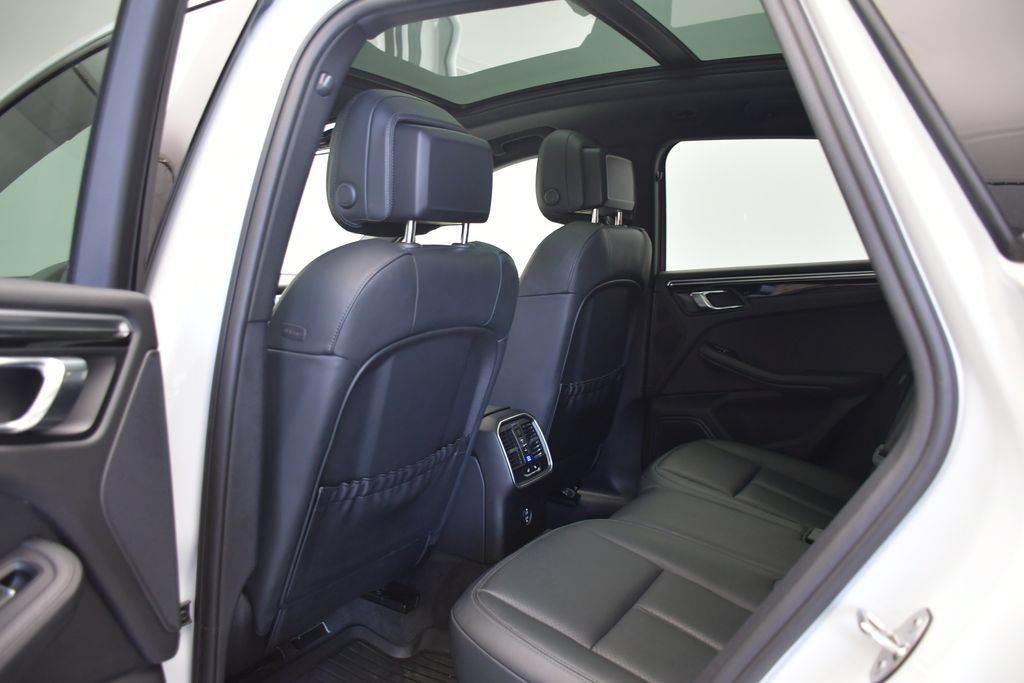 Certified 2023 Porsche Macan AWD/4WD image 36