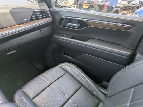 Used 2025 Chevrolet Suburban High Country AWD/4WD image 16