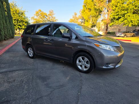 Used 2013 Toyota Sienna L w/ Towing Pkg FWD image 11