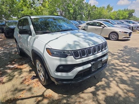 Used 2025 Jeep Compass Latitude w/ Sun & Sound Group AWD/4WD image 6