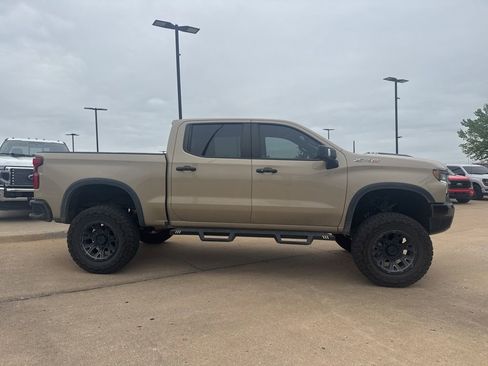 Used 2022 Chevrolet Silverado 1500 ZR2 w/ Technology Package AWD/4WD image 2